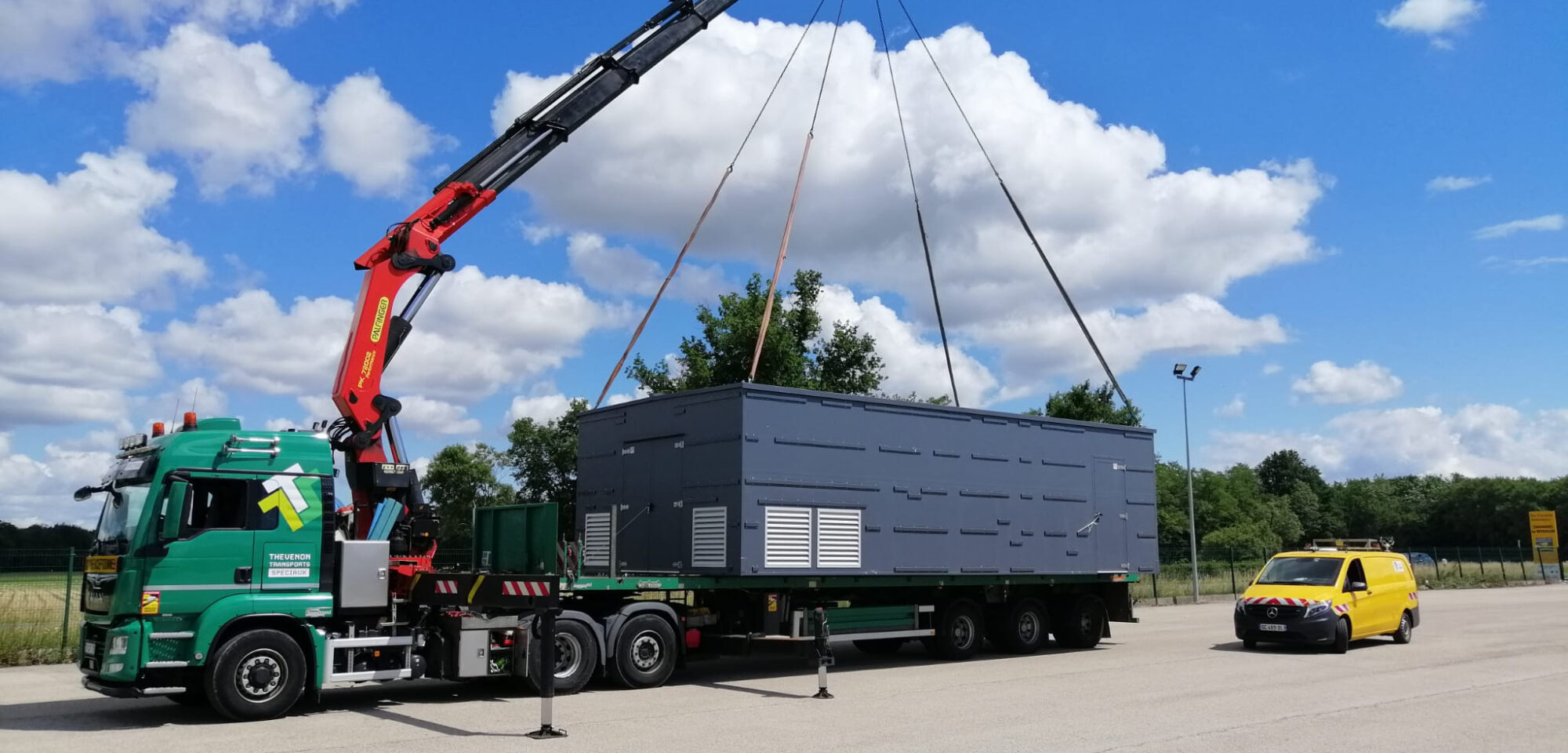 Le Camion-Grue : Un Atout Indispensable pour les Transports Spéciaux