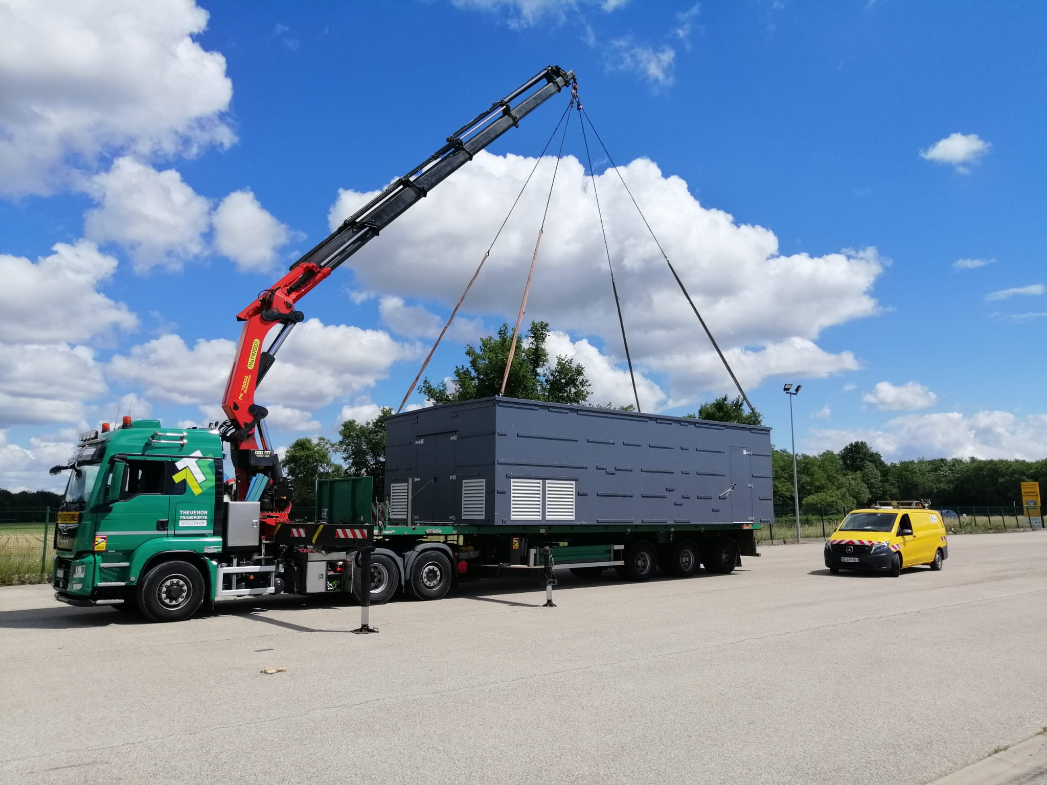 Le Camion-Grue : Un Atout Indispensable pour les Transports Spéciaux